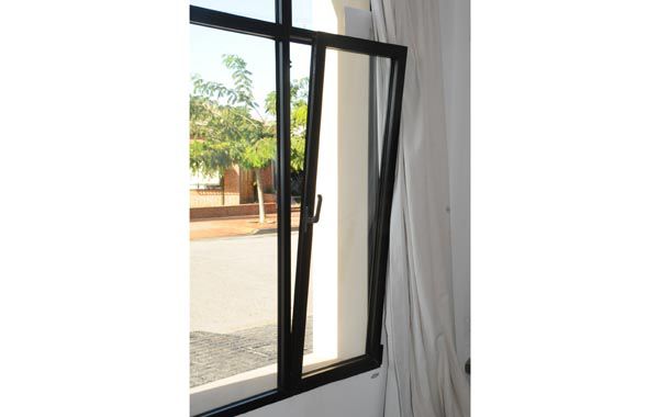 Ventana oscilobatiente de aluminio negro